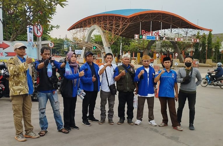 KWRI Kota Cilegon Bagikan Takjil Gratis