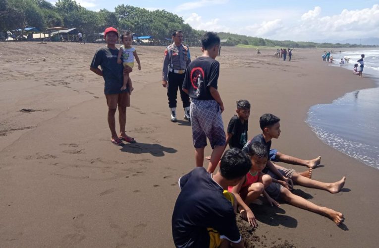 Polisi Terus Lakukan  Penjagaan Di Pantai Watu Ulo