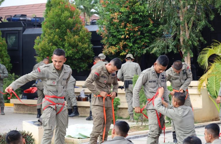 Guna Meningkatkan Kemampuan, Personel Satbrimob Polda Banten Gelar Latihan SAR Rappeling