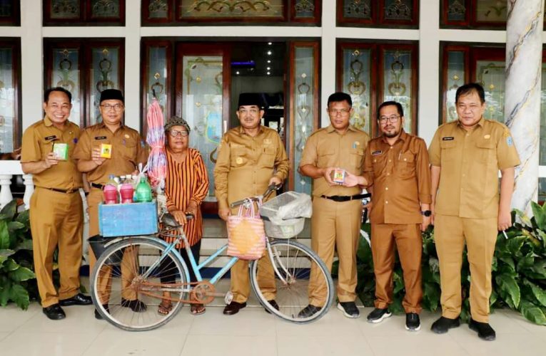 Bupati Tanjab Barat Berikan Sepeda Baru dan Kursi Roda untuk Pedagang Kecil dan Penyandang Disabilitas