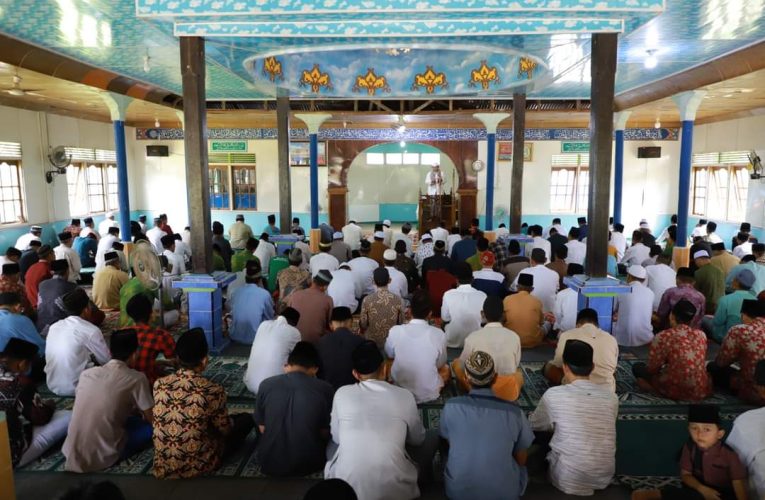 Bupati Tanjab Barat Laksanakan Safari Jumat di Masjid Raya Nurul Salaf Sungai Gebar