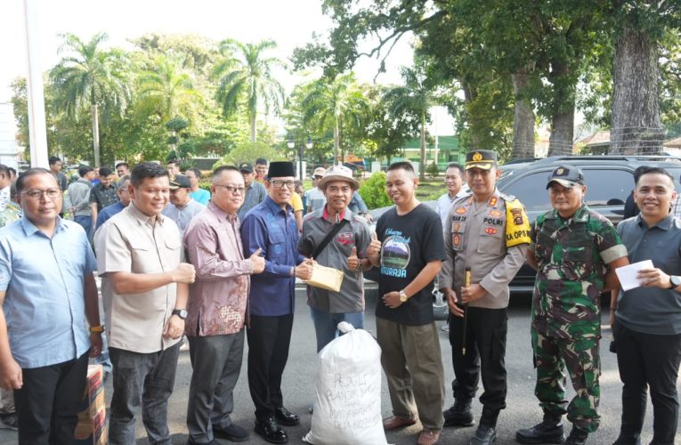 Kepengurusan Kelurga Warkuk Ranau Yang ada Di Baturaja Serahkan Bantuan Terhadap Korban Banjir Di Kabupaten OKU
