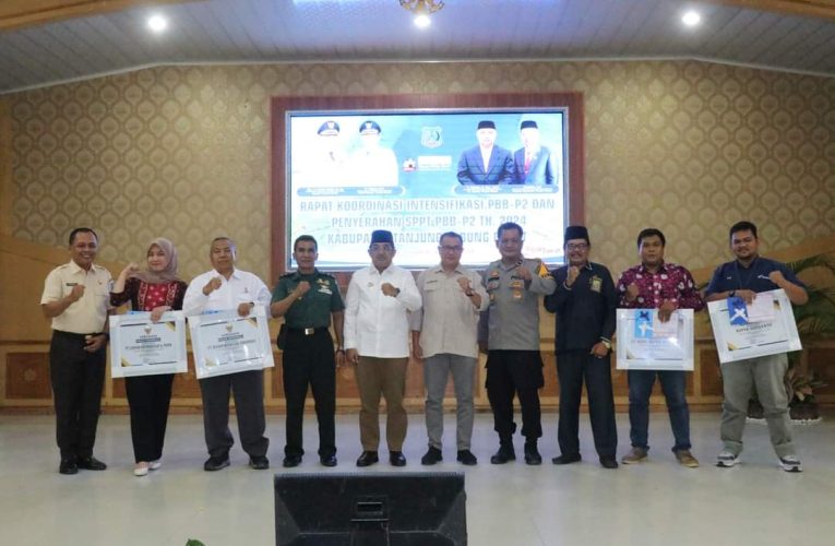 Bupati Tanjab Barat Berikan Penghargaan Kepada Pengelola PBB-P2 Terbaik