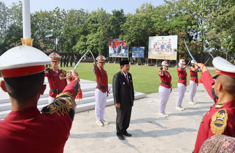 Bangun Aparatur Berintegritas, Bupati Tanjab Barat Raih Bintang Astha Brata