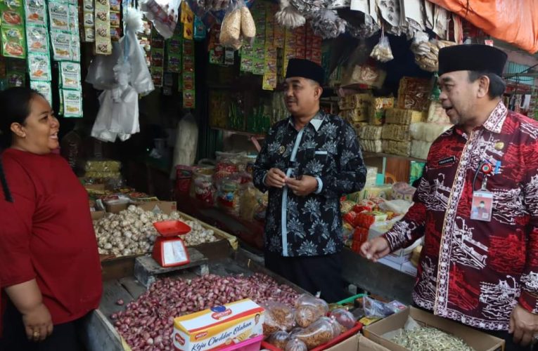 Pastikan Stabilitas Harga Bahan Pokok Jelang Idul Adha, Bupati Tanjab Barat Tinjau Pasar Tangga Raja