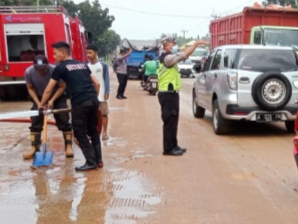 Jajaran Polsek Cikande Bersihkan Ceceran Tanah