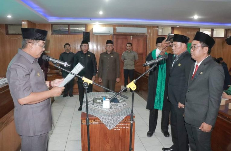 Bupati Tanjab Barat Lantik Kepala BKAD dan Kasat Pol PP