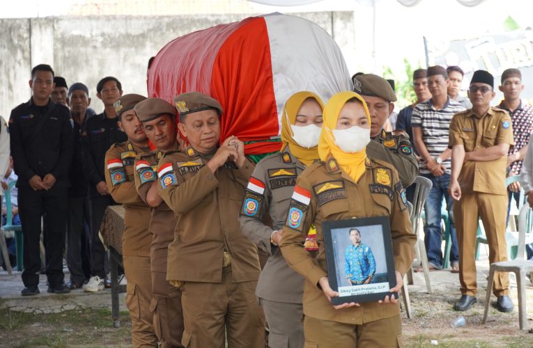 Pj. Bupati OKI Lepas Jenazah Diky Sakti Sebelum Dimakamkan