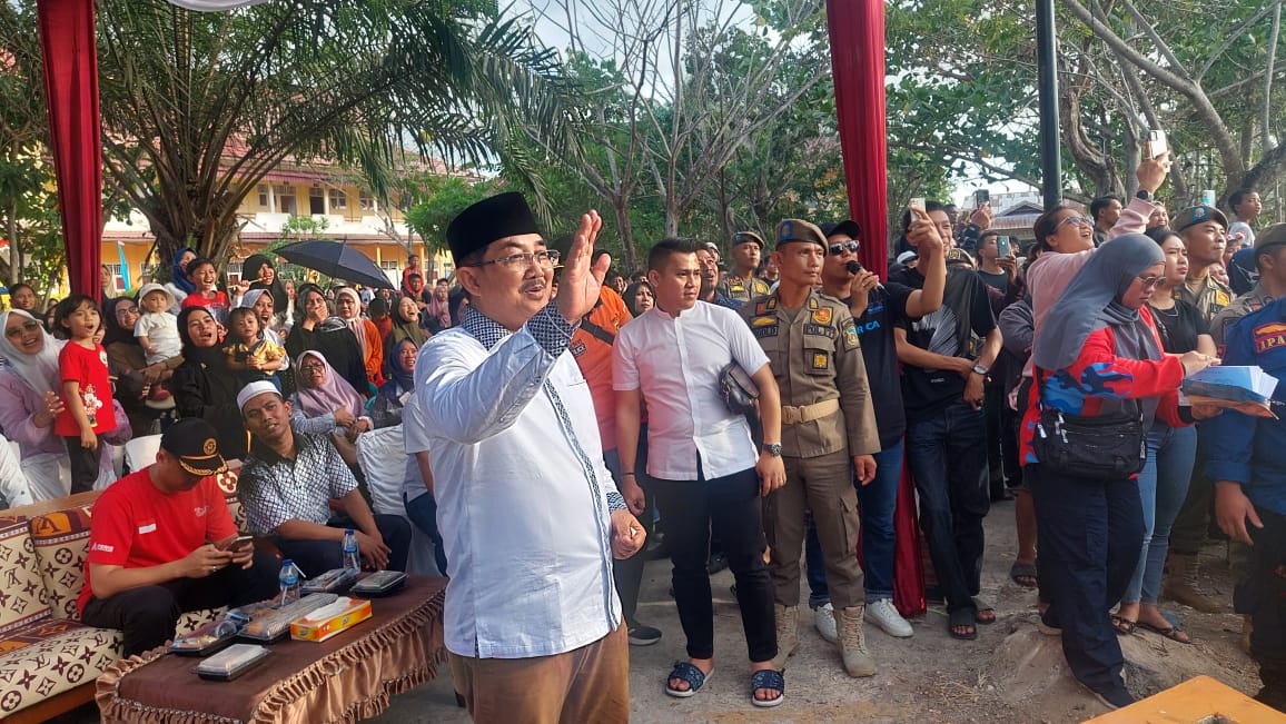 Bupati Lepas Lomba Panjat Pinang HUT RI Ke-79 dan Hari Jadi Tanjab Barar Ke-59