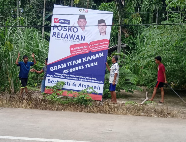 Bertekad Menangkan Hairan-Amin, Masyarakat Desa Bram Itam Kanan Semangat Pasang Baliho