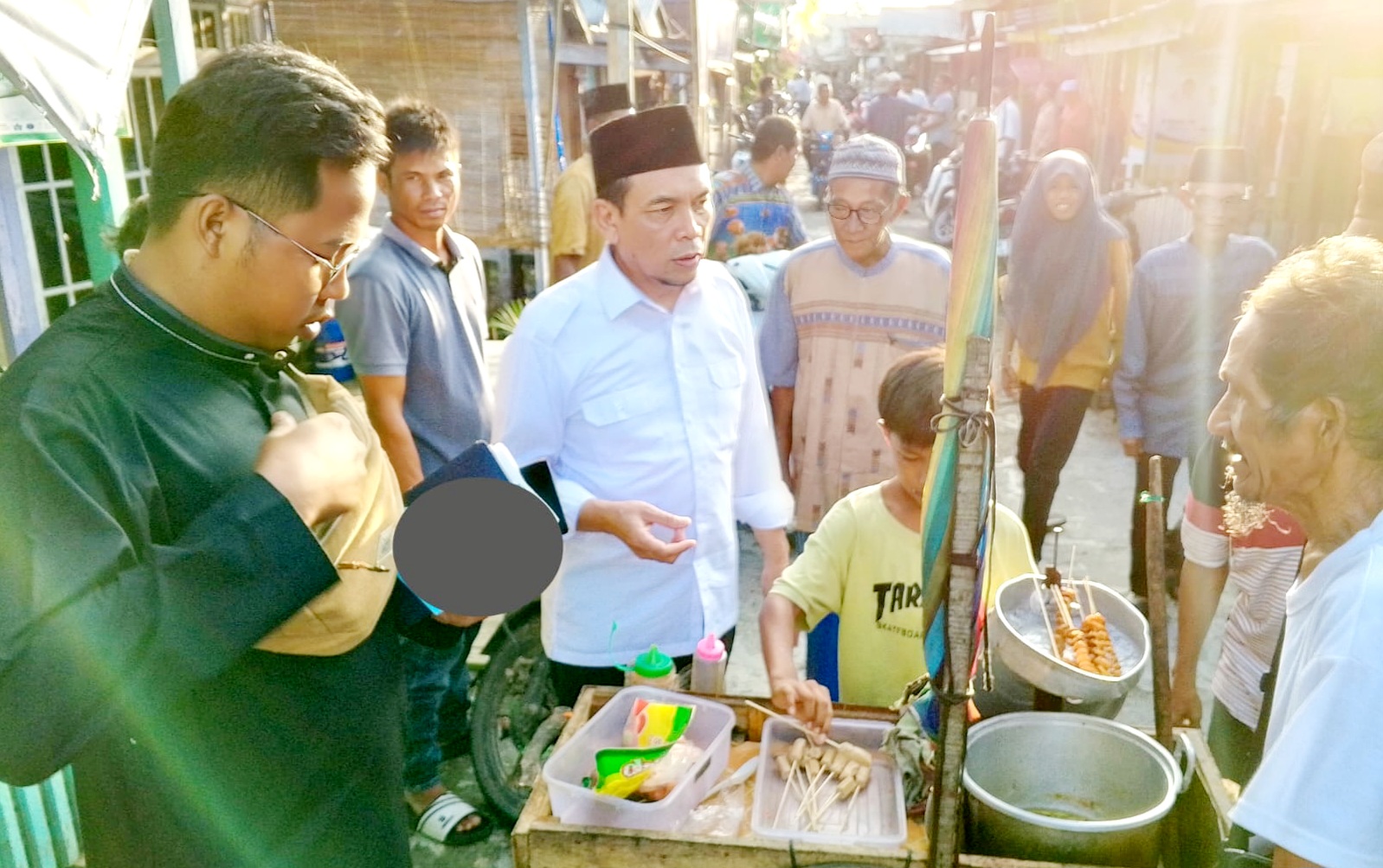 Buktikan Kedekatannya dengan Masyarakat, Usai Resmikan Posko, Ustadz Amin Tak Sungkan Cicipi Makanan Jajanan Warga