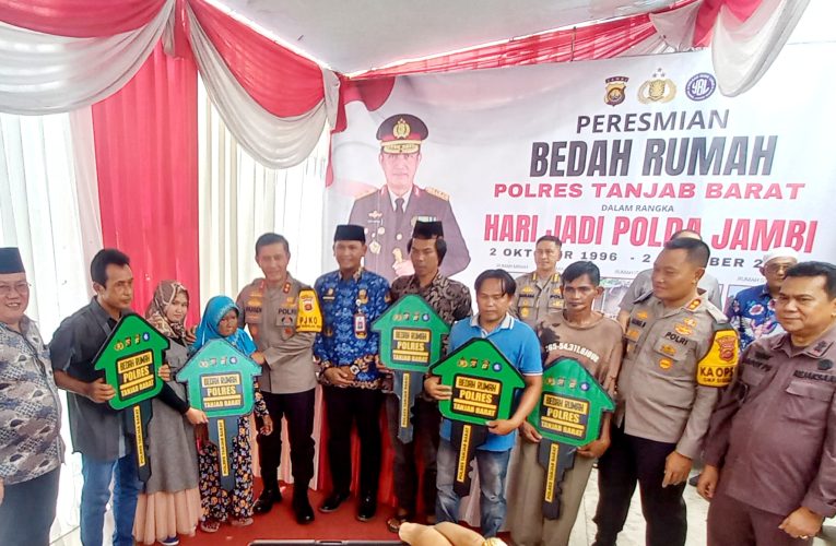 Didampingi Kapolres Tanjab Barat, Kapolda Jambi Resmikan Bedah Rumah Dalam Rangka Hari Jadi Polda Jambi