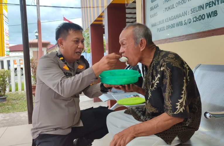 Menjadi Momen yang Penuh Kehangatan dan Kepedulian: SPKT II Polres Tanjab Barat, Ipda Ucen S, Tunjukkan Aksi Kemanusiaan