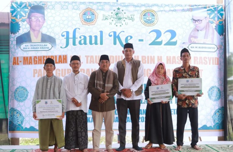 Bupati Tanjab Barat Serahkan Bantuan untuk Madrasah Assalafiyyah dan UMKM