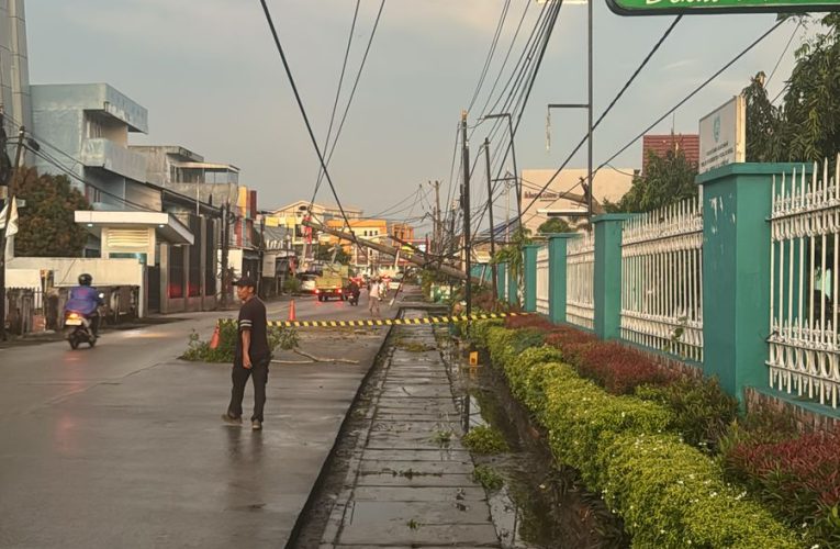 PLN Gerak Cepat Pulihkan Listrik Pasca Hujan Badai di Palembang, Layanan Kembali Normal dalam 6 Jam