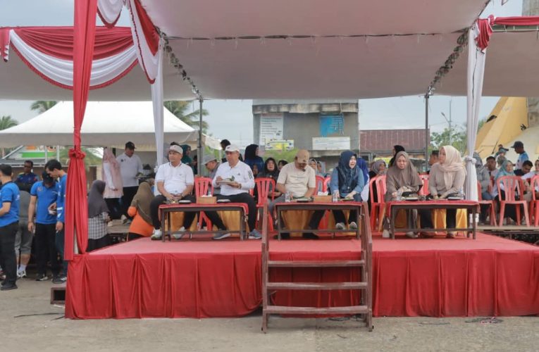Bupati Tanjab Barat Tunjukkan Kepedulian Lewat Jalan Santai Bersama Masyarakat