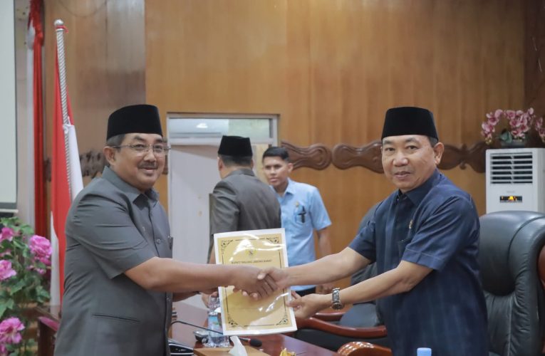 Tegaskan Komitmen Tata Kelola Baik, Bupati Anwar Sadat Serahkan Ranperda APBD 2024