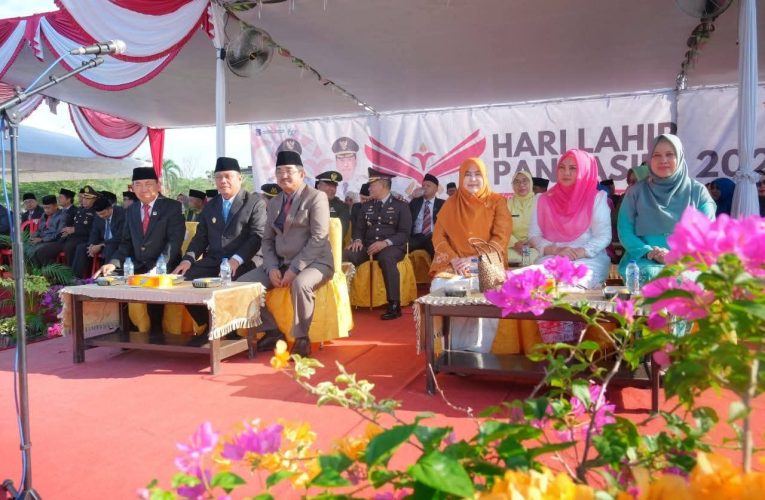 Di Tengah Ribuan Peserta, Bupati Tanjab Barat Serukan Semangat Pancasila dari Kuala Tungkal