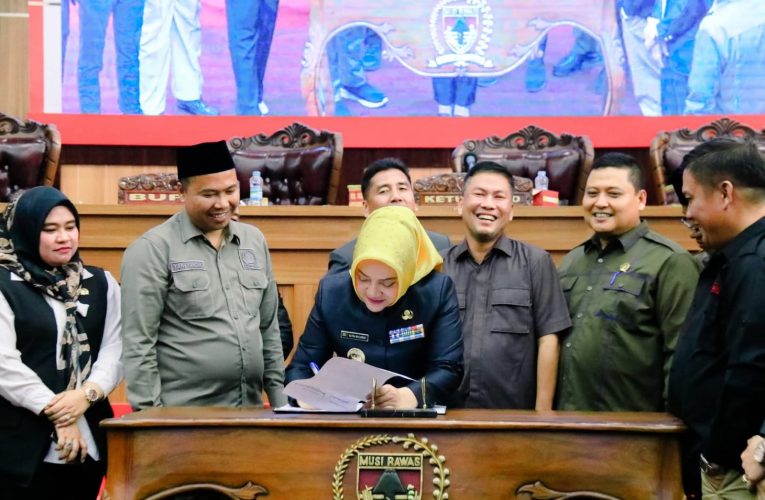 Bupati Musi Rawas Mengucapkan Terima Kasih Kepada DPRD Menyetujui Raperda Pertanggungjawaban Pelaksanaan APBD 2024 Disahkan Menjadi Perda