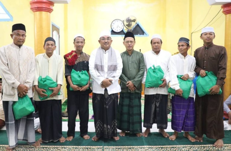 Makmurkan Masjid, Rawat Ukhuwah: Bupati Tanjab Barat Safari Subuh Sekaligus Salurkan Berkah