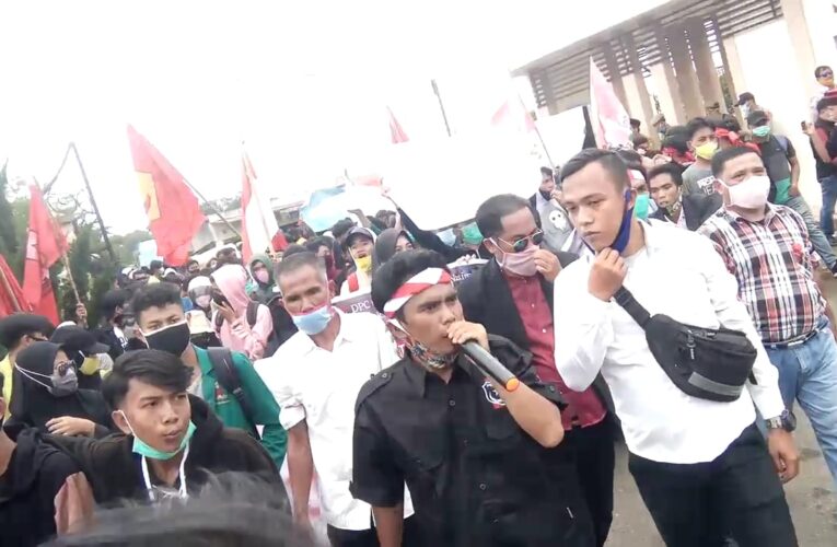 Tolak UU Cipta Kerja Omnibus Law, Aliansi Pemuda Peduli Buruh gruduk kantor DPRD Mura