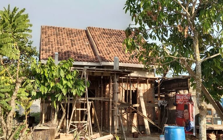 Warga Desa Agung Batin Terima Bantuan Bedah Rumah Layak Huni