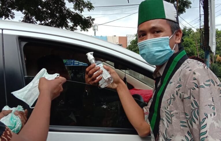 Cegah Covid 19,HMI Cabang selong Bagikan Hand sanitizer ke pengguna jalan