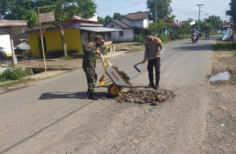 Polri dan TNI Gotong Royong Bersama-sama Memperbaiki Jalan Poros di Desa Megang Sakti II