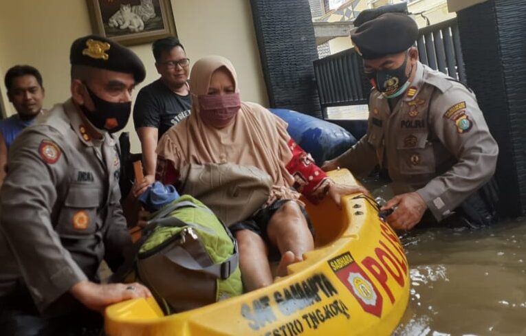 Personel TNI-Polri Dikerahkan Untuk Membantu Korban Banjir.