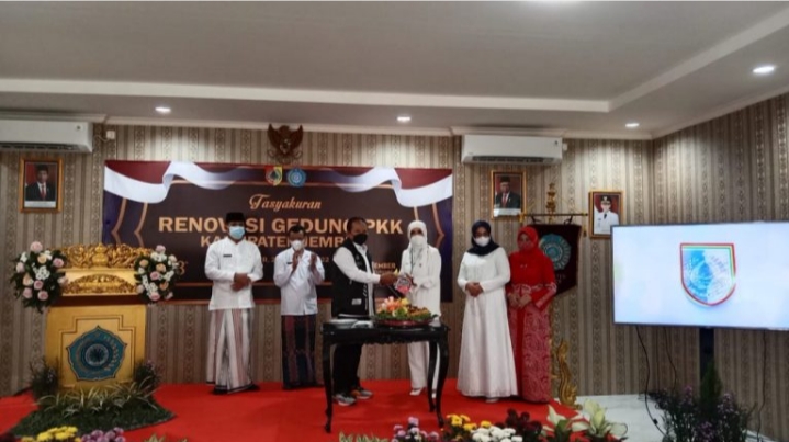 Renovasi Gedungnya Selesai , Ketua TP-PKK Kabupaten Jember Potong Tumpeng.