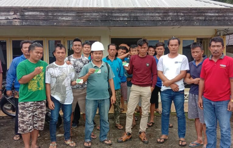 Pimpinan Cabang F-SPTI dan K-SPSI Kabupaten Nias Selatan Bagikan Kartu BPJS Ketenagakerjaan.
