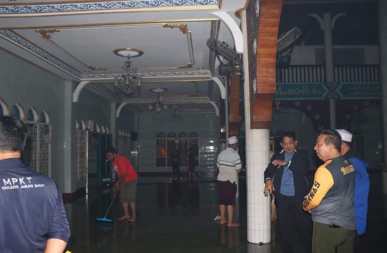 Bupati Tanjab Barat Tinjau Masjid Agung Al-Istiqomah Pasca Terdampak Banjir Rob
