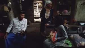 Foto Hasbullah saat serahkan sembako dan uang tunai