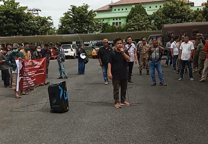 Jalan Rajawali II Keluarkan Debu Ratusan Masa Forkom SSB Geruduk Kantor DPRD OKU