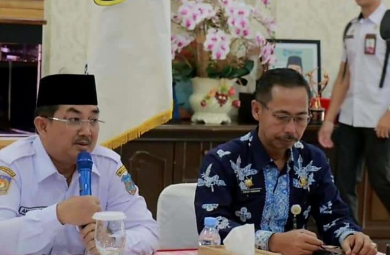Bupati Tanjabbar Didampingi Inspektur Ikuti Rakor Inspektur Daerah Se-Indonesia Tahun 2023 Secara Virtual