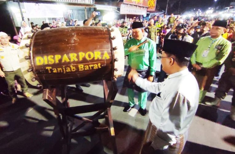 Bupati Tanjab Barat Lepasan Festival Pawai Takbiran Idul Fitri 1444 H