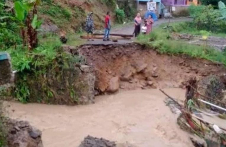Hujan Deras 2 Jam Terjang Jembatan Memutus Akses Perkampungan