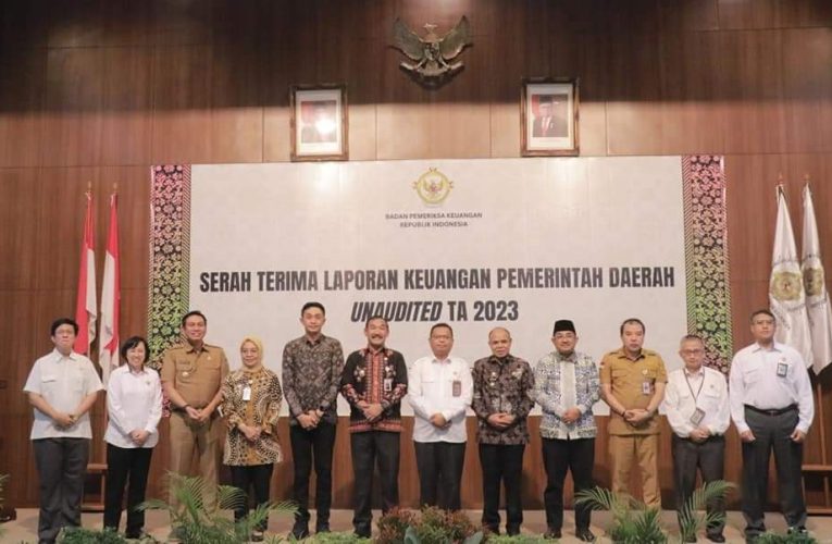 Bupati Tanjab Barat Serahkan LKPD Unaudited TA 2023 Ke BPK RI Perwakilan Provinsi Jambi