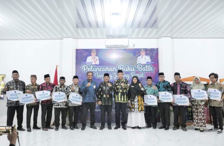 Resmikan Peluncuran Buku Batik, Bupati Tanjab Barat Beri Bantuan kepada Perpustakaan Desa