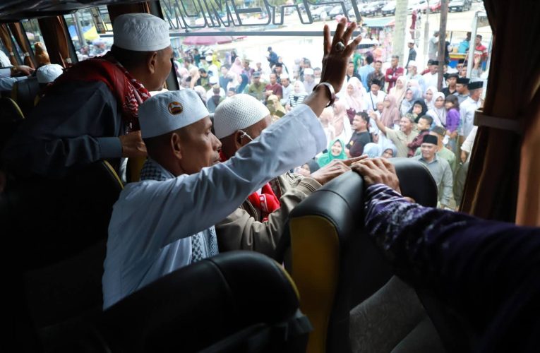 Kepulangan Jamaah Haji Kloter 19 Disambut Hangat Bupati Anwar Sadat di Alun-alun Kuala Tungkal