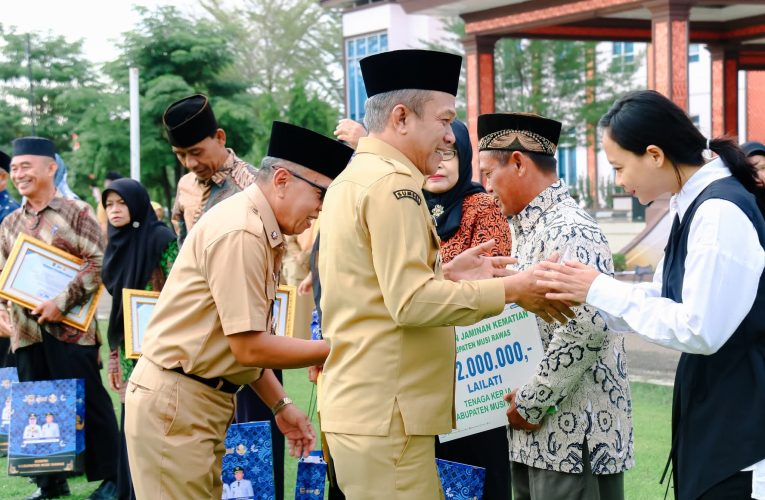 Wakil Bupati Mura Memberikan Bingkisan dan Penghargaan Kepada ASN yang Memasuki Masa Pensiun